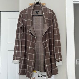 Jones & Co tan and white checkered cardigan with pockets